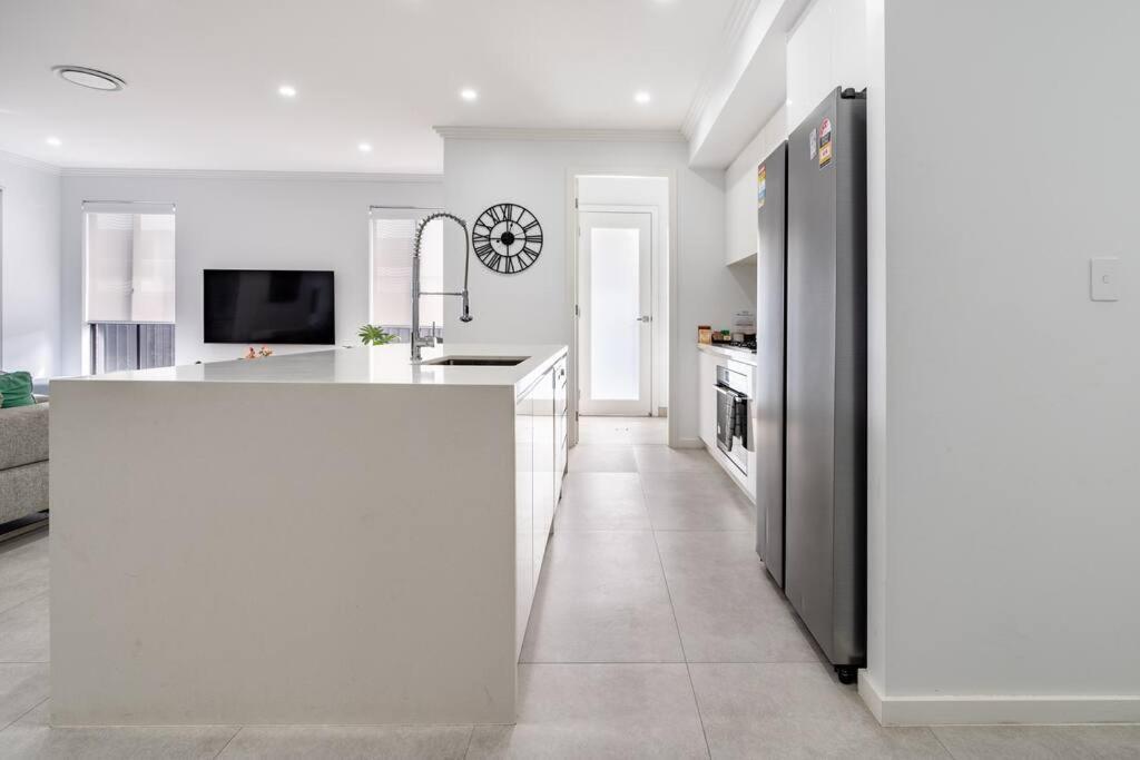 Neat 4 Bedroom In Catherine Fields Narellan Екстериор снимка