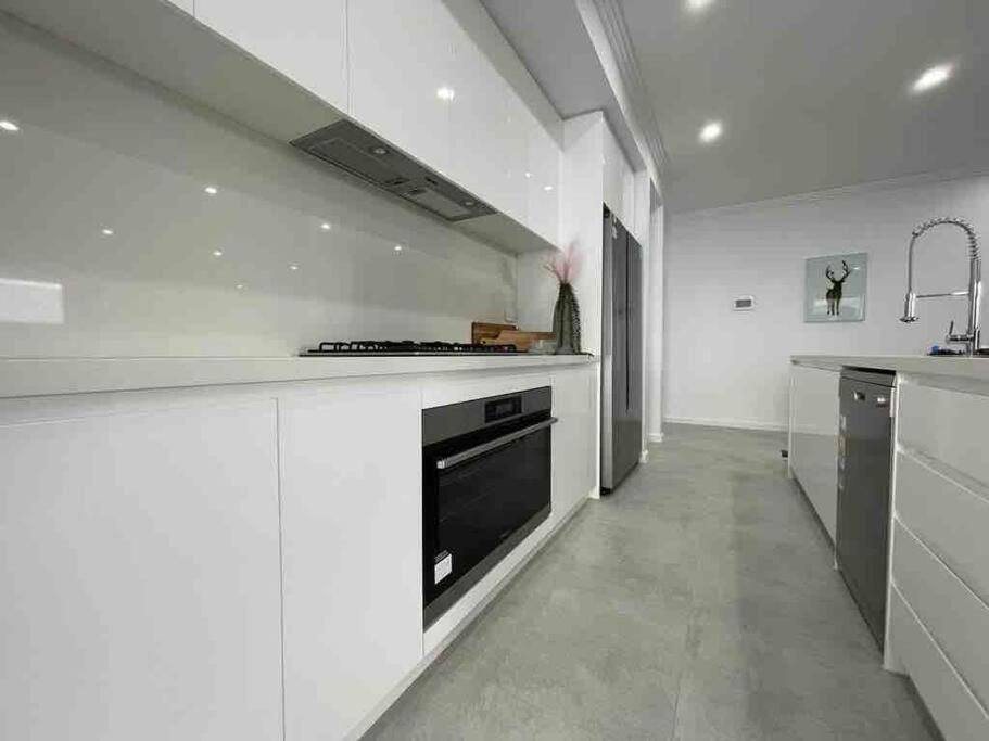 Neat 4 Bedroom In Catherine Fields Narellan Екстериор снимка