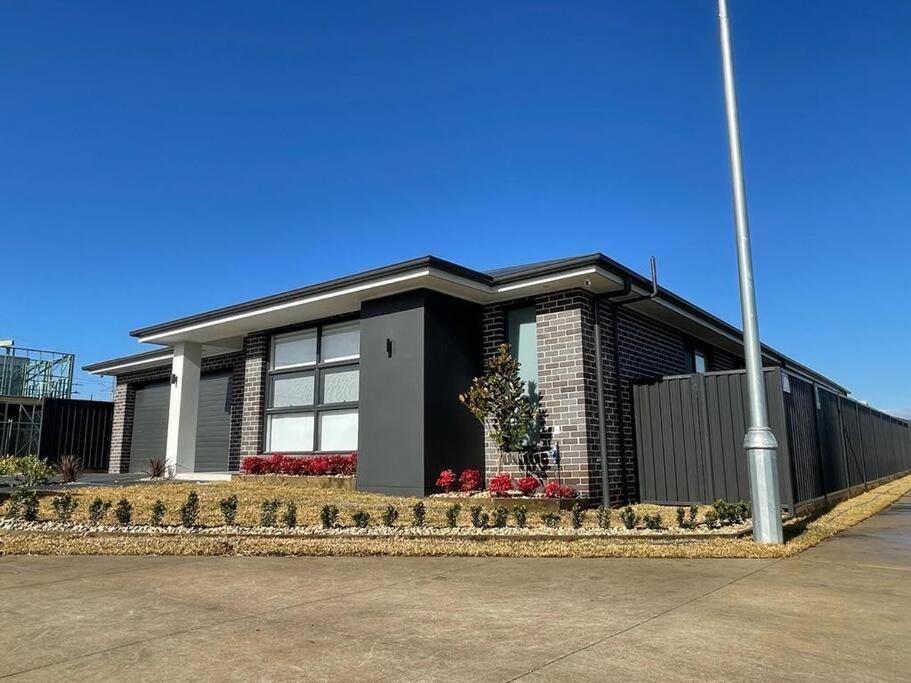 Neat 4 Bedroom In Catherine Fields Narellan Екстериор снимка