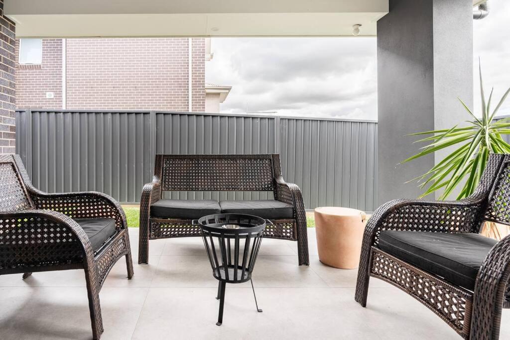 Neat 4 Bedroom In Catherine Fields Narellan Екстериор снимка